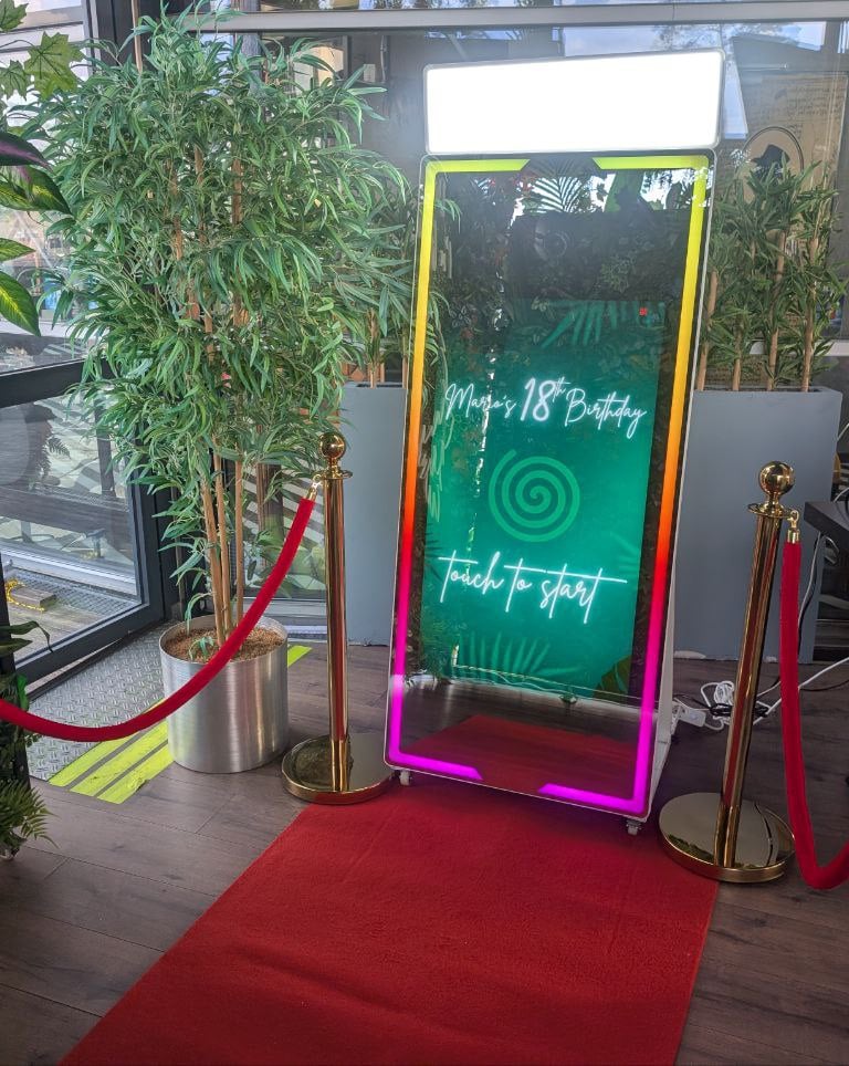 Fotospiegel auf einer Geburtstags Feier bei Karlsruhe aufgestellt. Die Fotobox mieten und Spaß haben