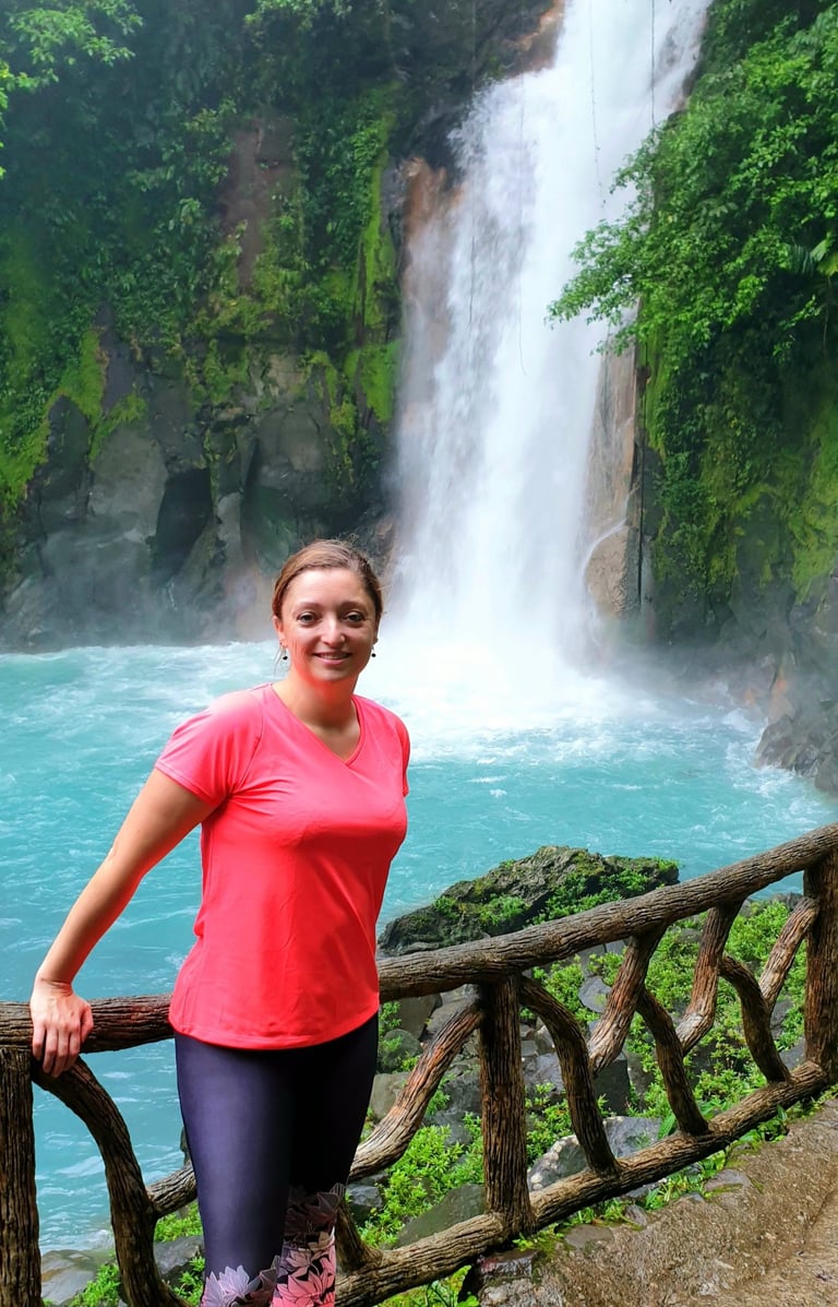 Je suis en photo devant une cascade du parc Tenorio