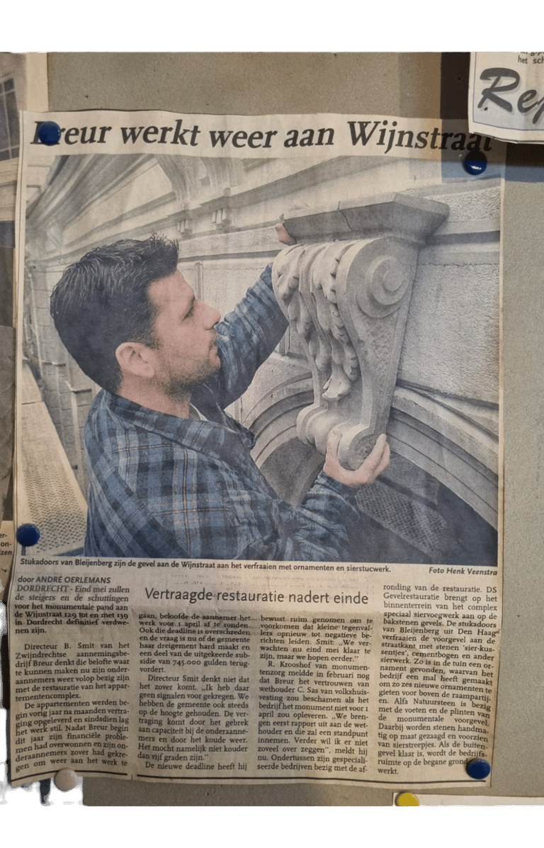 Buitengevel reconstructie stucwerk in Dordrecht.