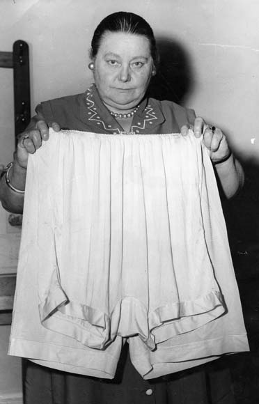 La députée néo-zélandaise Mabel Howard avec des bloomers en 1954.