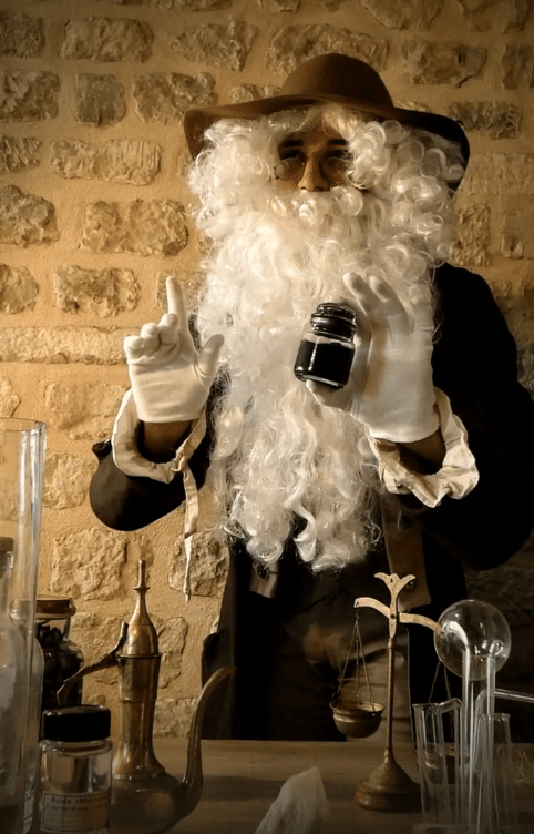 un vieil alchimiste entouré de fioles et d'outils scientifiques