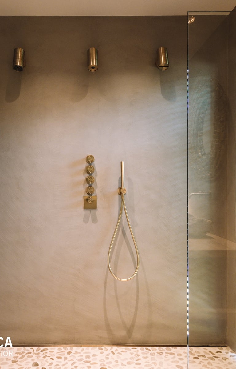 Badkamer muren bekleed in Microtopping door Joca Interior