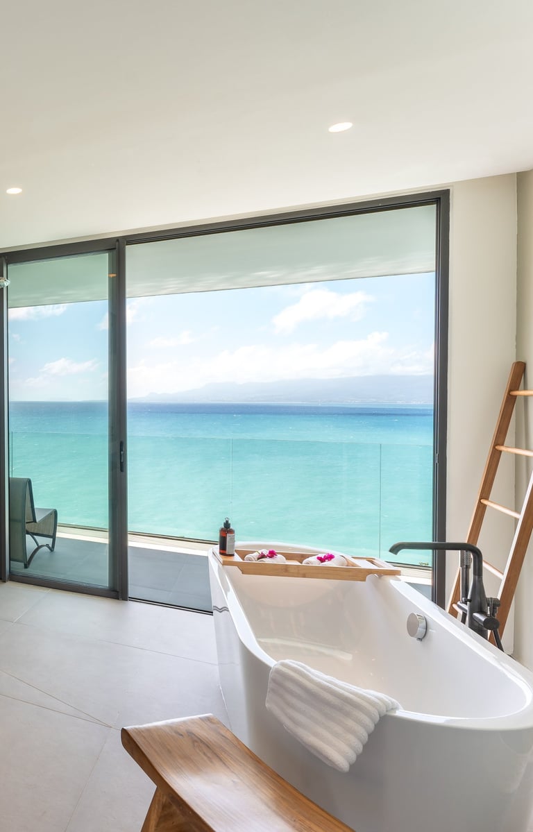 Salle de bain moderne de la Villa Guacana avec baignoire et vue sur la mer des Caraibes ilet du gosier les saintes