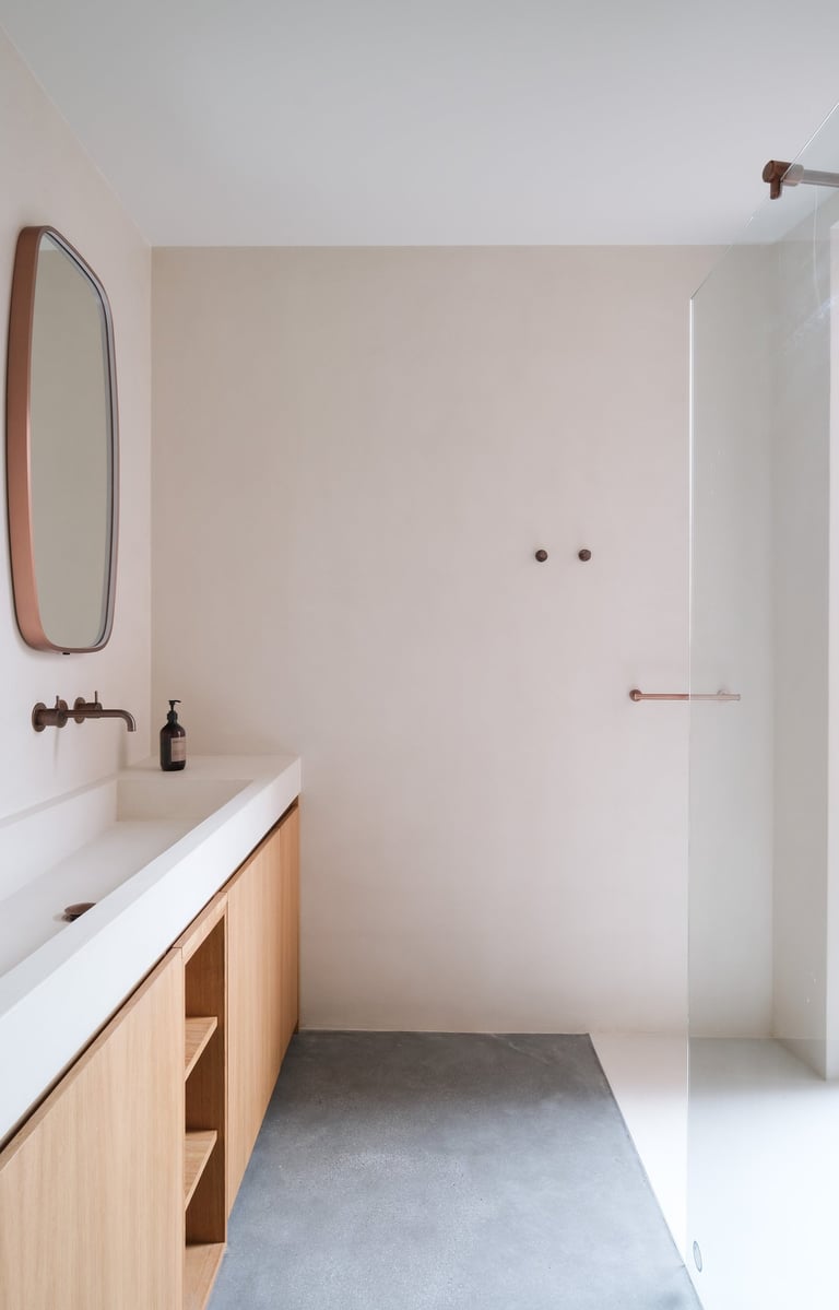 Badkamer muren en vloer bekleed in Microtopping door Joca Interior