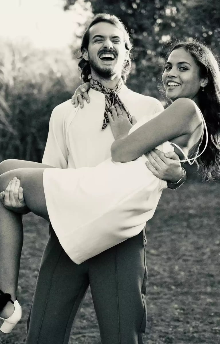 Couple qui rient en provence