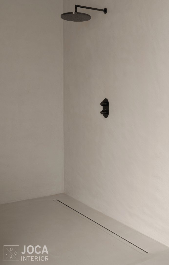 Badkamer Inloopdouche muren, vloer en meubels bekleed in Microtopping door Joca Interior