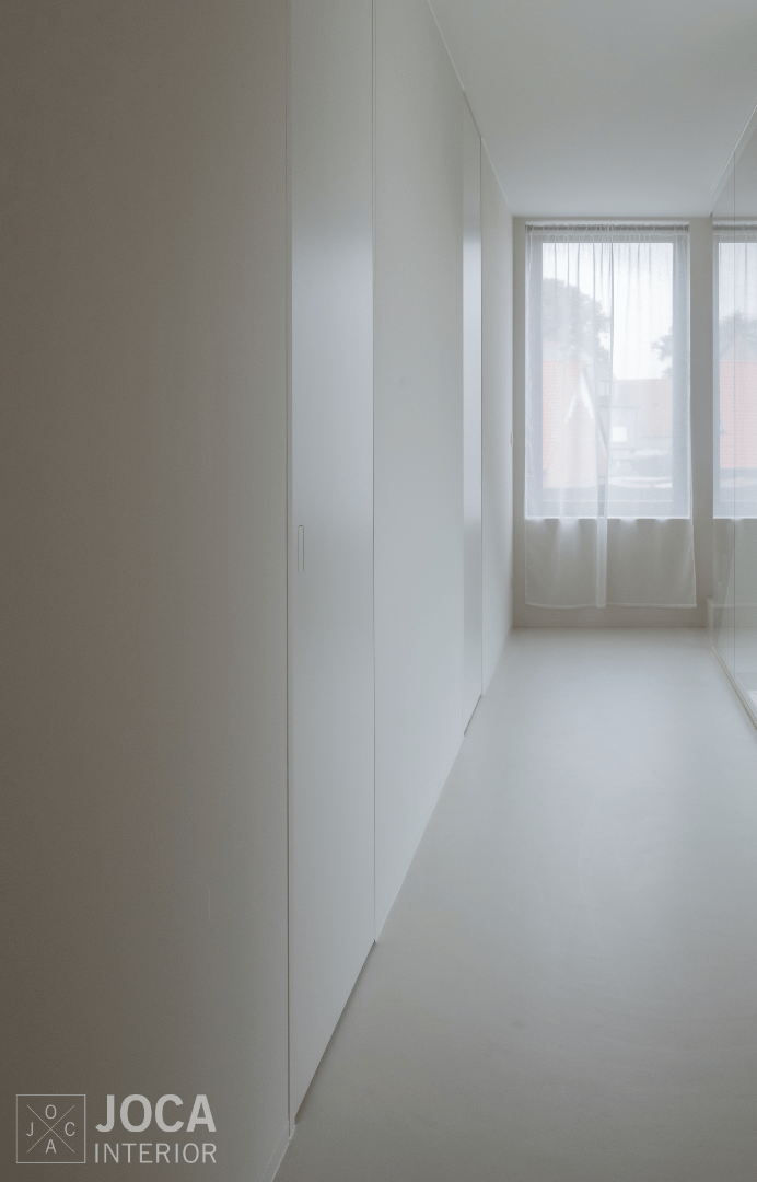 Schilderwerken deuren, muren en plafonds en vloer bekleed in Microtopping door Joca interior