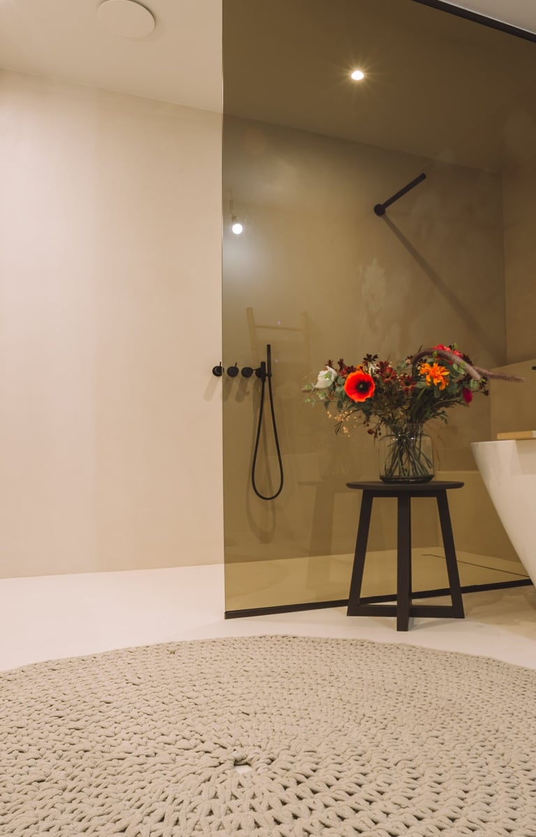 Badkamer muren en vloer bekleed in Microtopping door Joca Interior