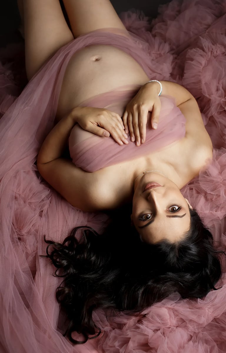 une femme enceinte lors d'une séance photo studio à troyes