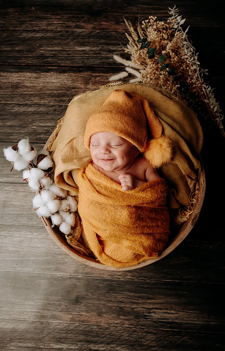 un bébé qui sourit pendant une séance photo