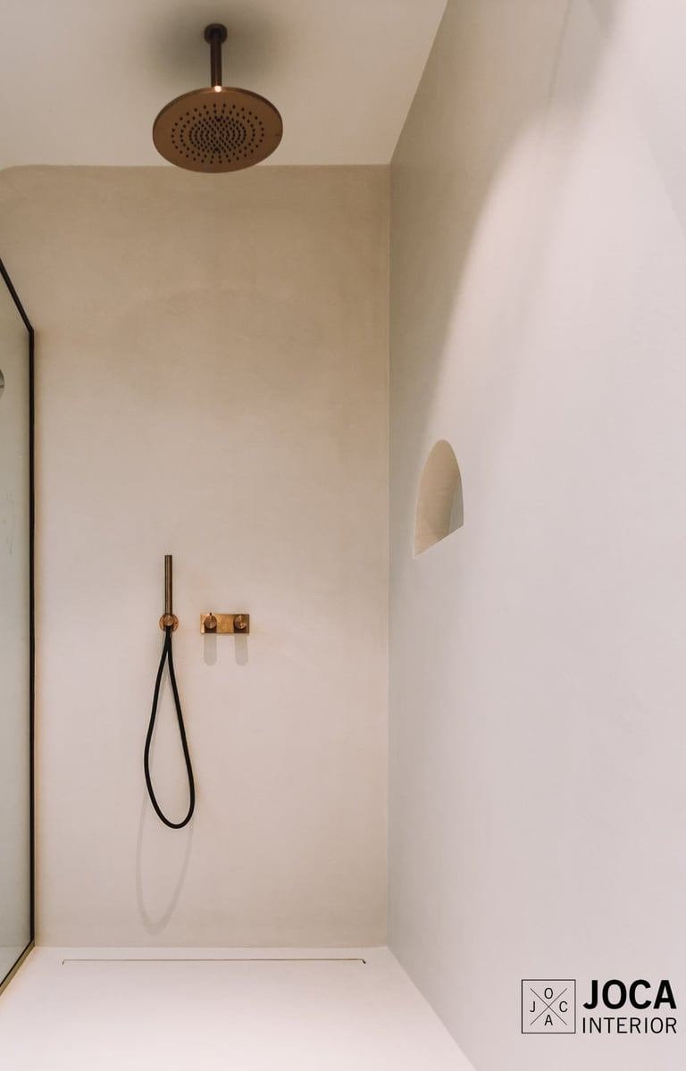 Badkamer inloopdouche met nis muren en vloer bekleed in Microtopping door Joca Interior