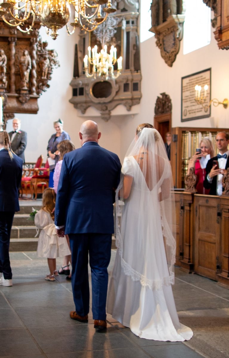 flot dyb ryg I brud i brudekjole op af kirkegulvet