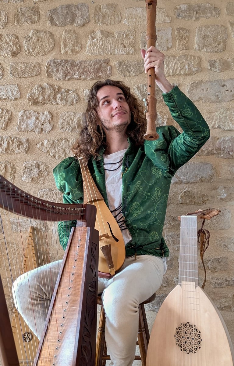 un troubadour entourée d'instruments du moyen age