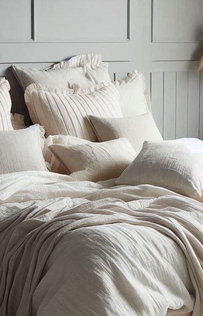 CAMA COM ALMOFADAS