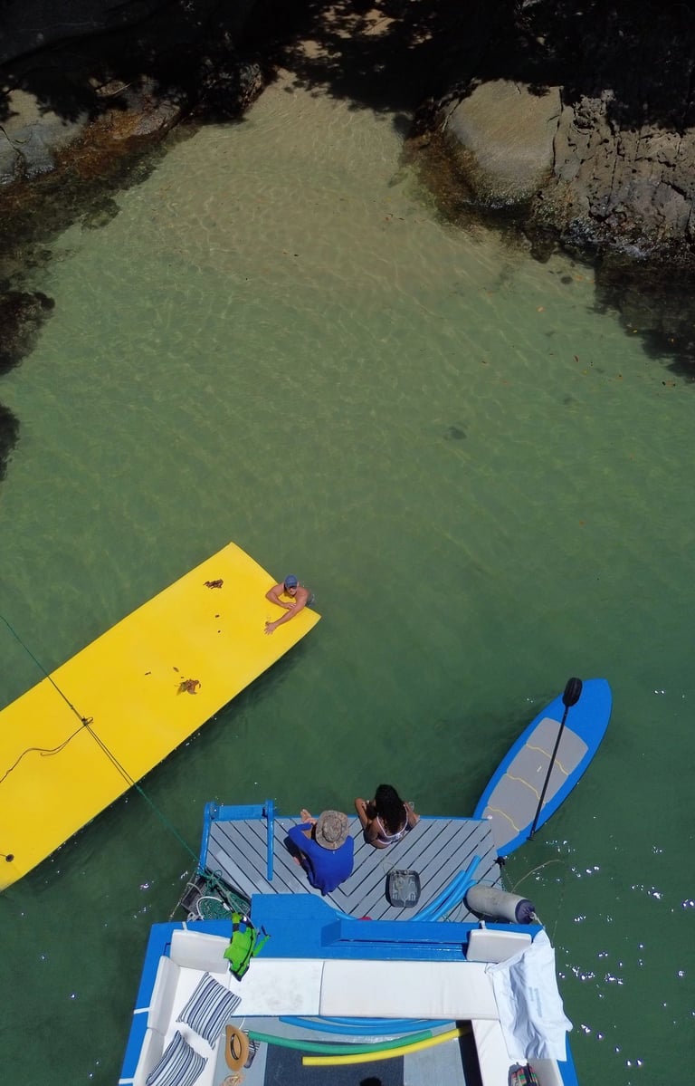 foto do barco anequim em Paraty com dois clientes na parte de trás