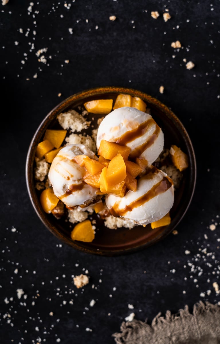 fotografía corporativa de bol de helado con melocotones y chajá