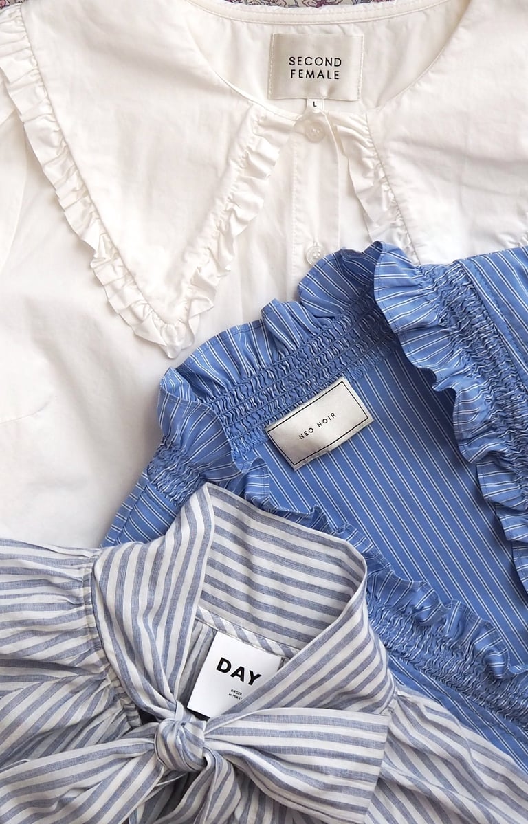 flatlay z koszulami w odcieniach niebieskiego i bieli