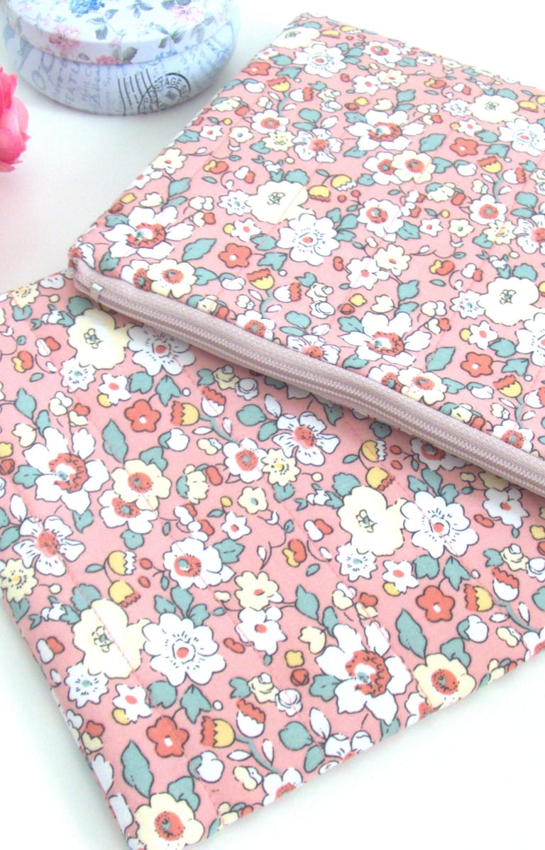 pochette plate en tissu matelassé imprimé fleuri