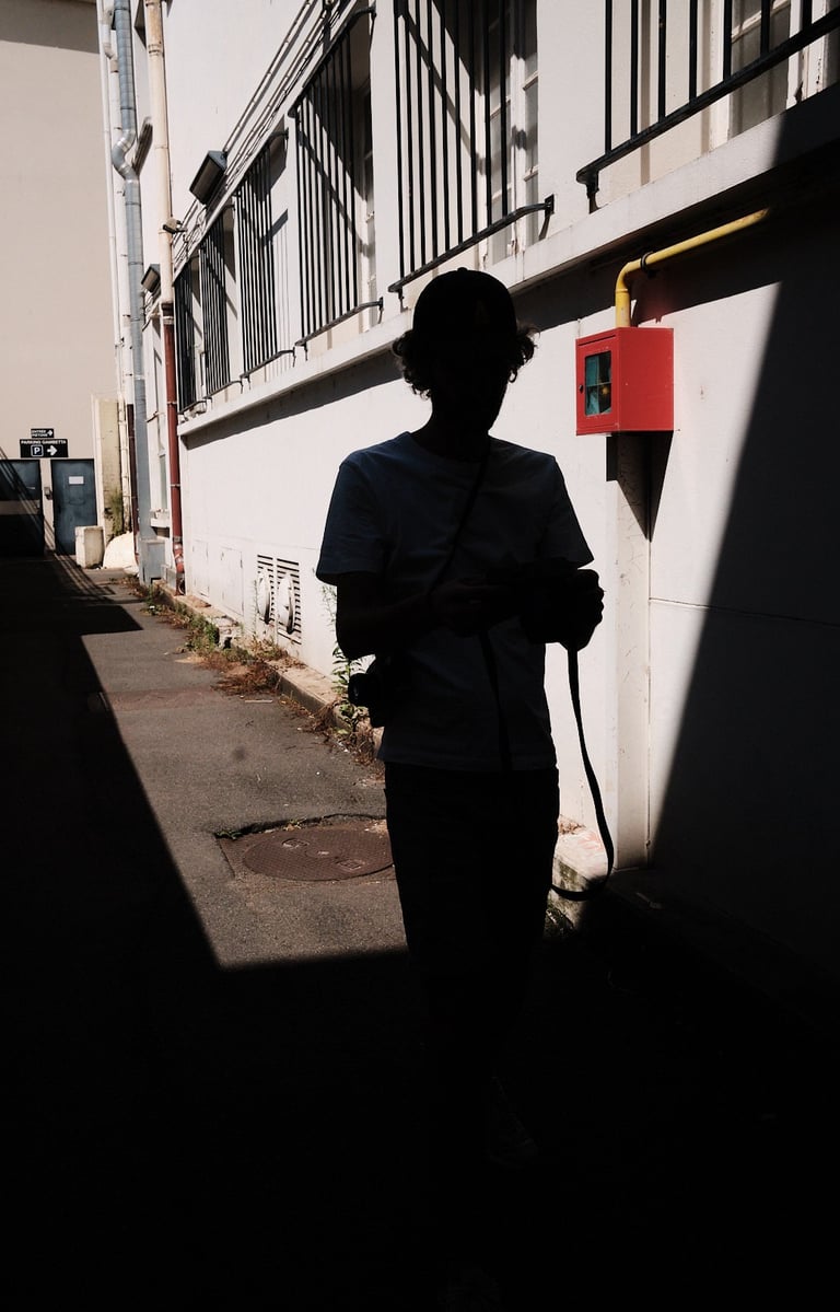 silhouette d'un photographe avec du détail rouge