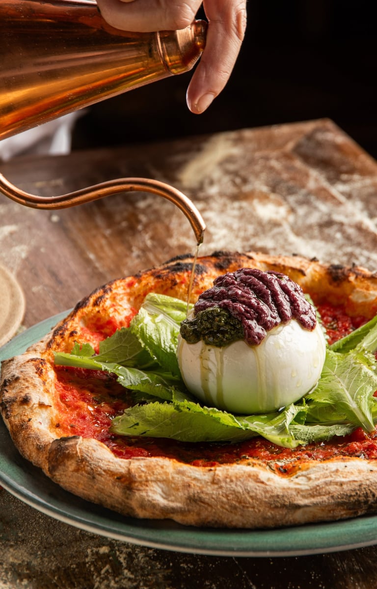 Burrata de entrada, na massa de pizza.  Foto: Divulgação/ Vitor K Neves