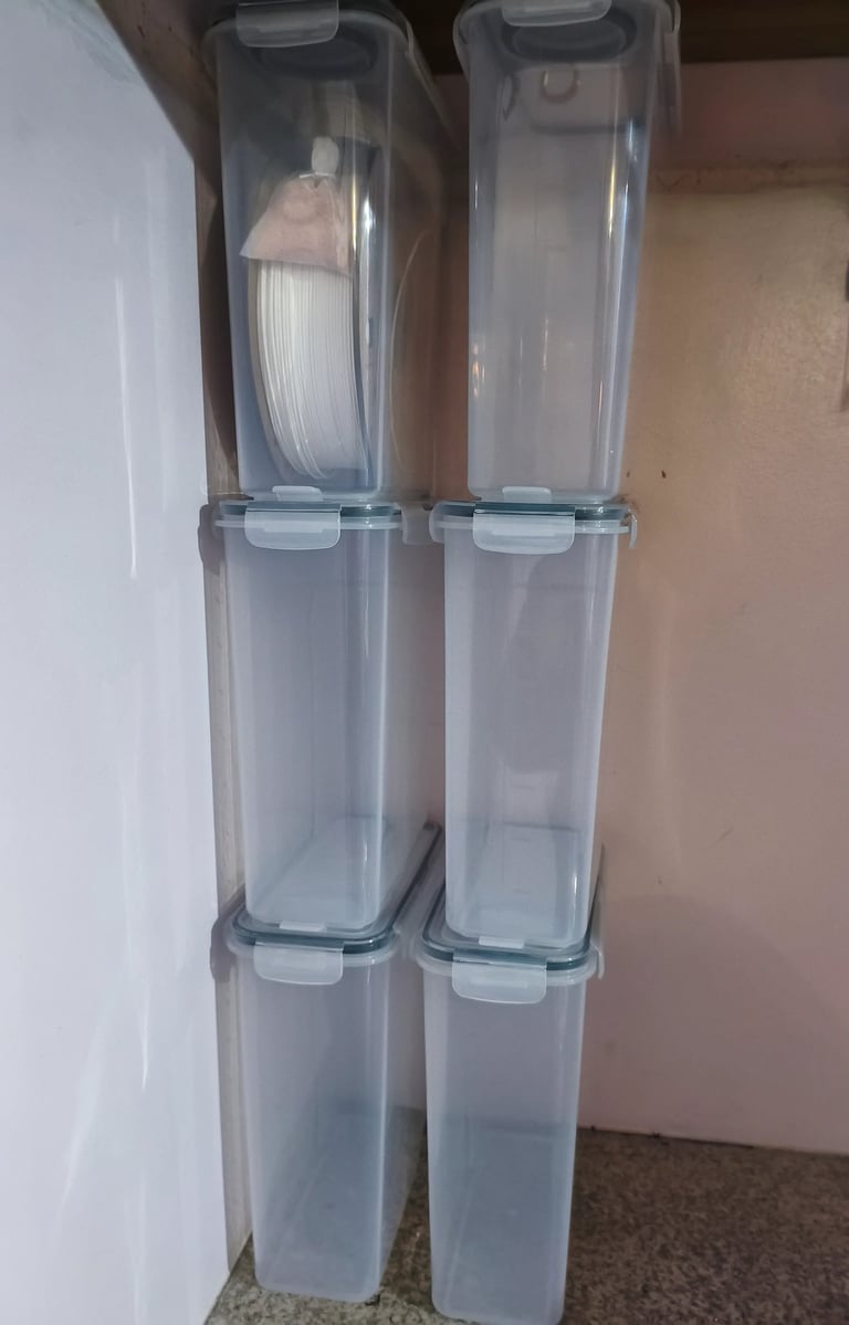 Caixas empilhadas para armazenamento de filamento de impressão 3D