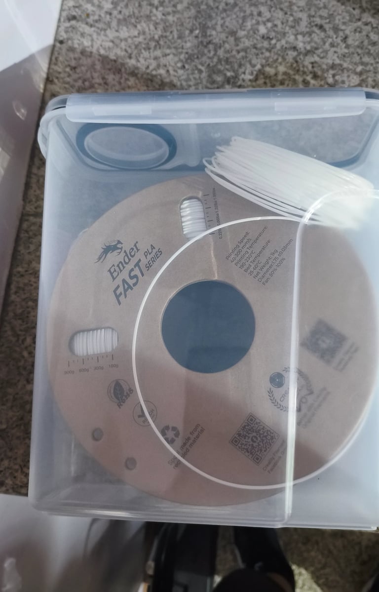 Armazenamento de filamento 3D em recipiente compacto e fechado