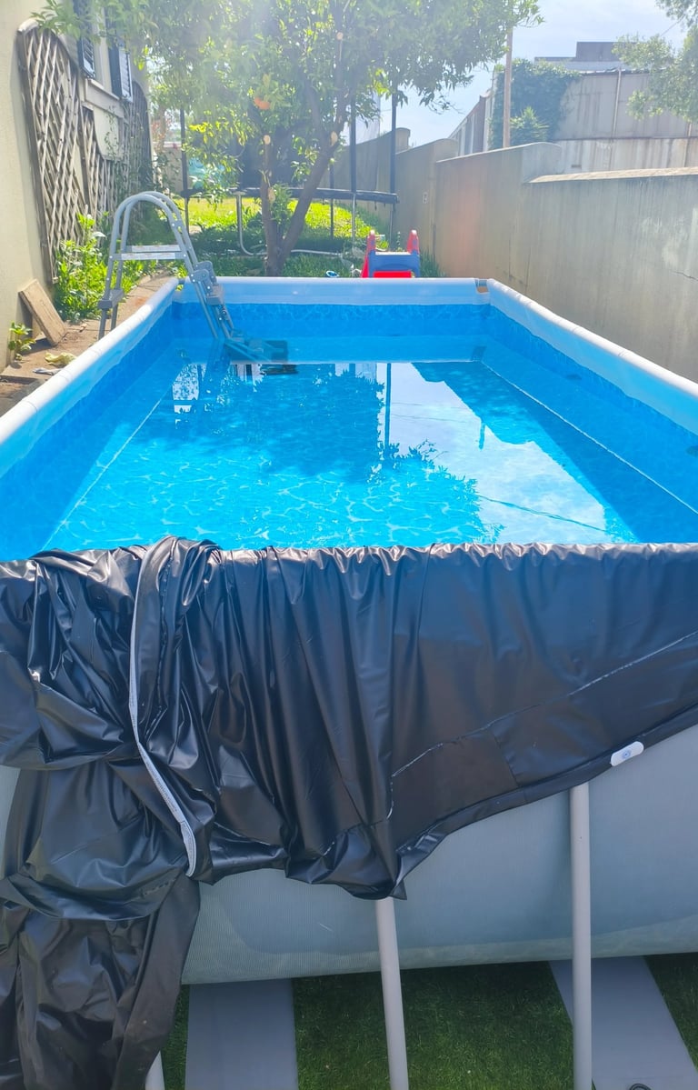 Piscina de jardim com estrutura sólida e água pronta para uso no verão