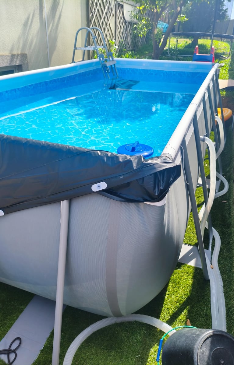 Piscina tubular Bestway com filtro, mangueiras e escada montada no jardim