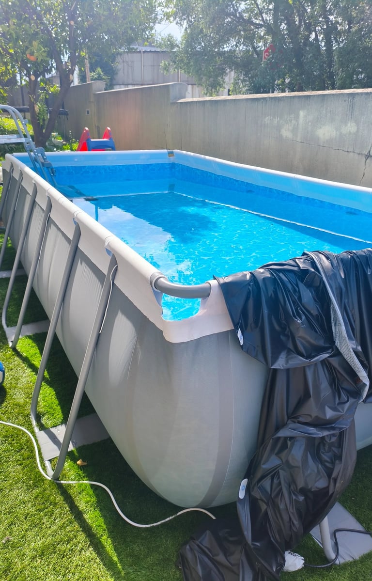 Piscina elevada para jardim com sistema de circulação e escada de acesso