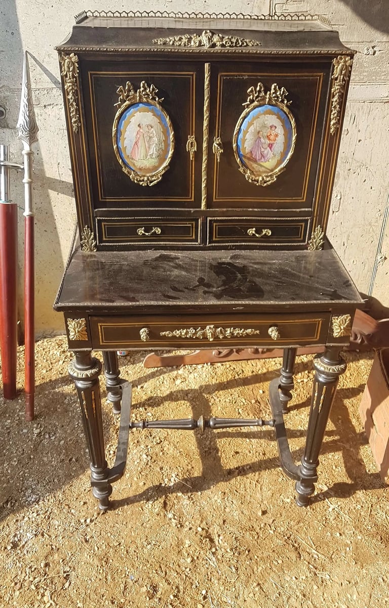 Brocante Lepeltier - Secrétaire ancien noir et or avec deux tiroirs.