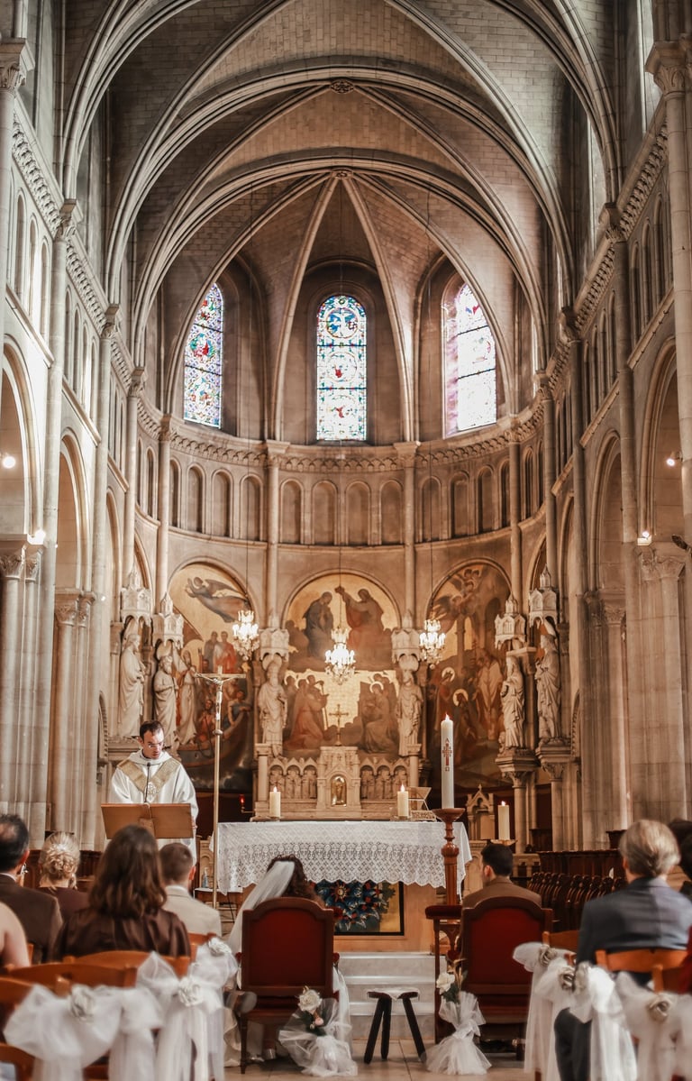 Photographie de mariage dans une église en Normandie. Une ambiance lumineuse et cinématographique