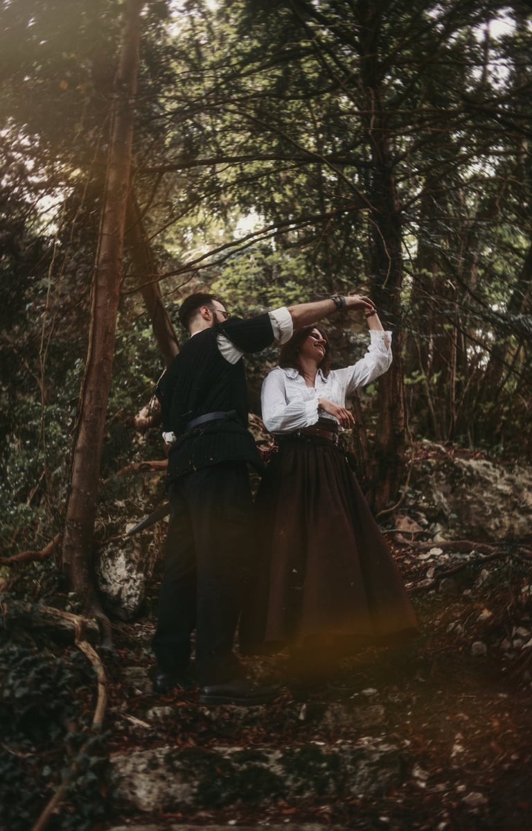 Séance couple artistique en forêt, inspirée du romantisme médiéval et du cinéma. 