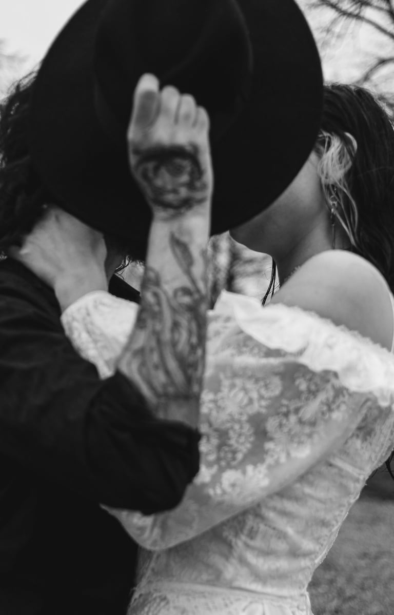 Portrait intime et artistique de couple, entre émotion brute et esthétique cinématographique. 