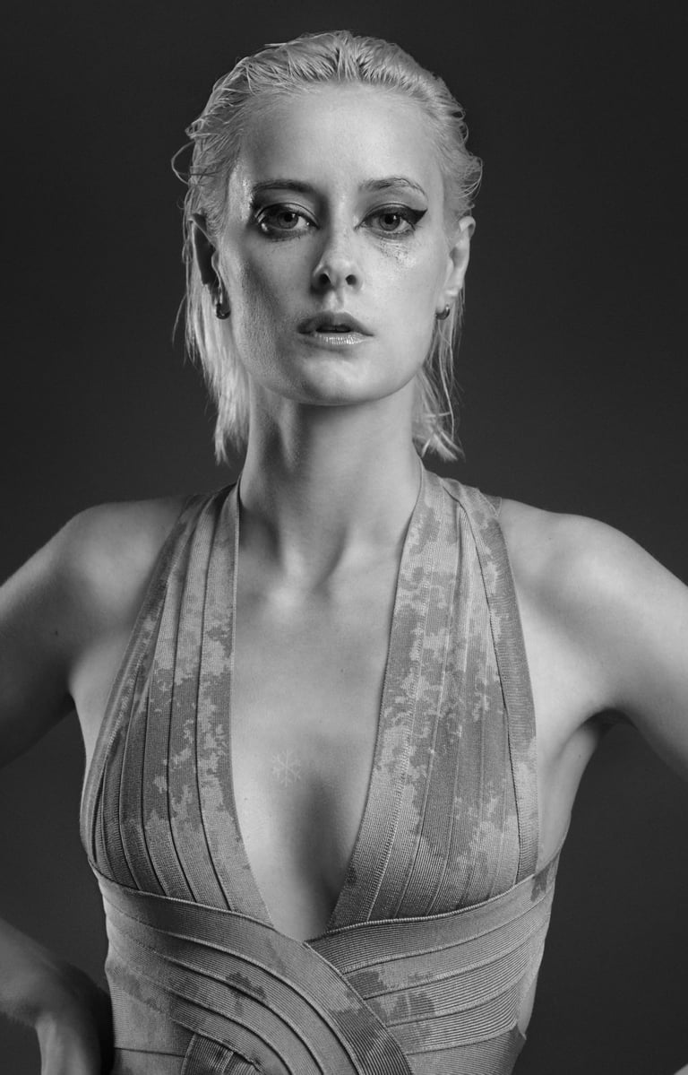 Portret kobiety w studio, czerń i biel