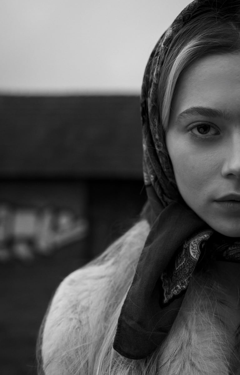 Portret kobiety na tle stodoły w Opolu, połowa twarzy