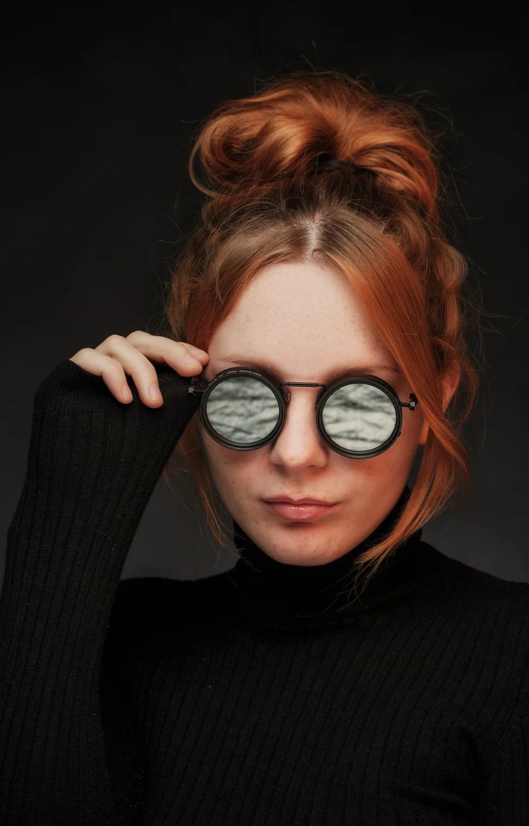 portret vrouw met bril en rood haar