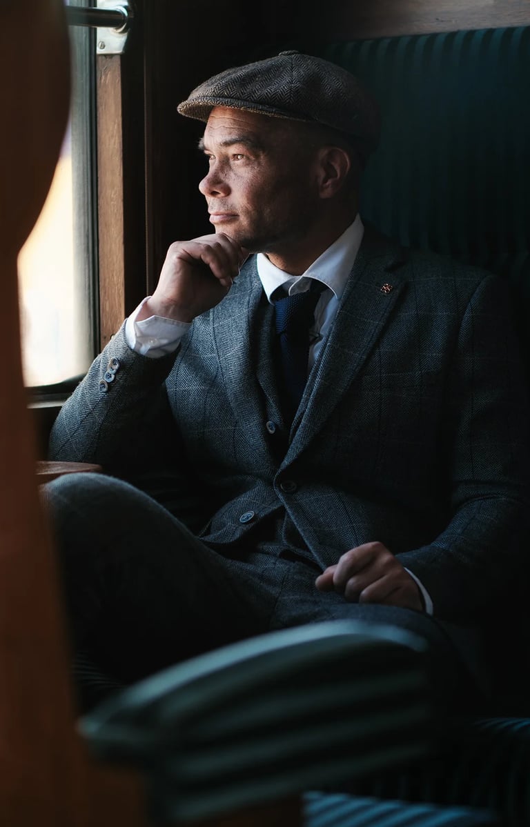 portret man model vintage kleding in trein