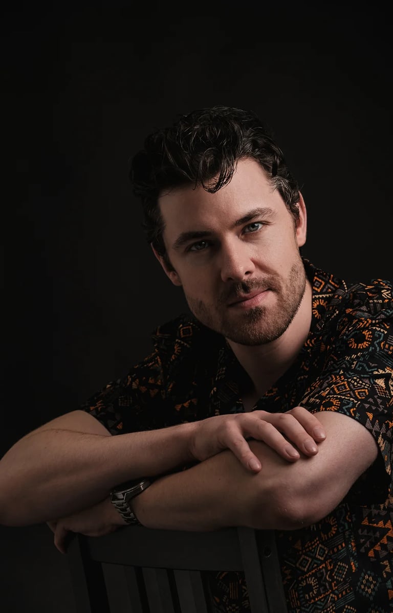 portret man op stoel blouse korte mouwen