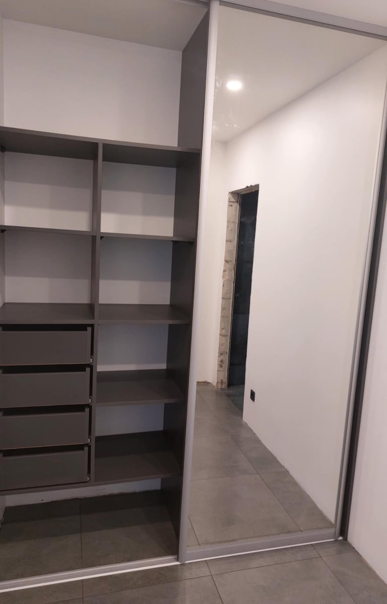 Prieškambario spinta su stumdomosiomis durimis