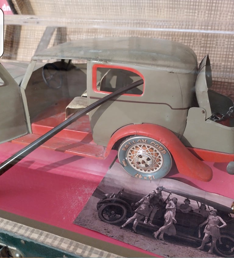 Exposición de juguetes magia de hojalata