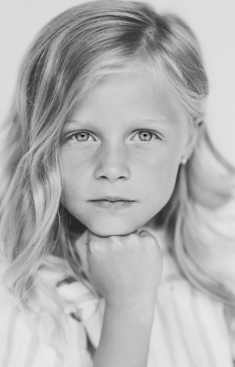 Zwart wit portret blond meisje