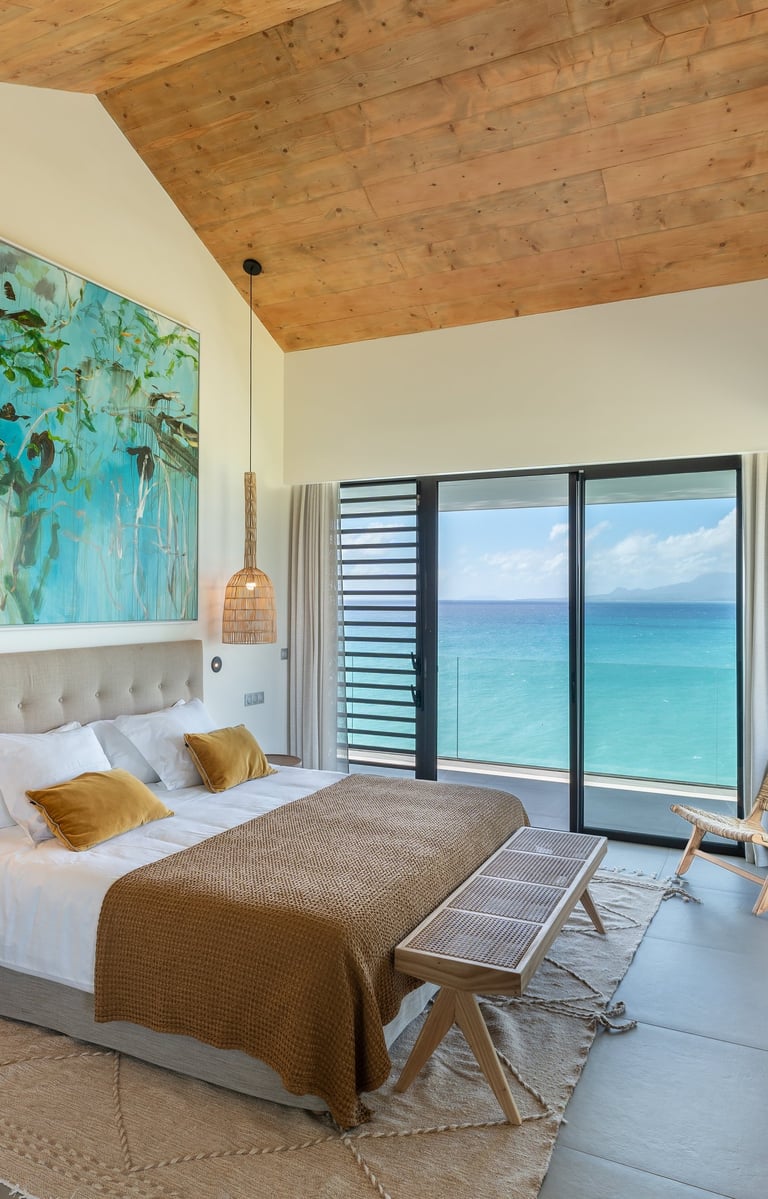 Suite elegante de la Villa Guacana, villa de luxe en Guadeloupe, avec grande baie vitre face la mer ilet du gosier les sainte
