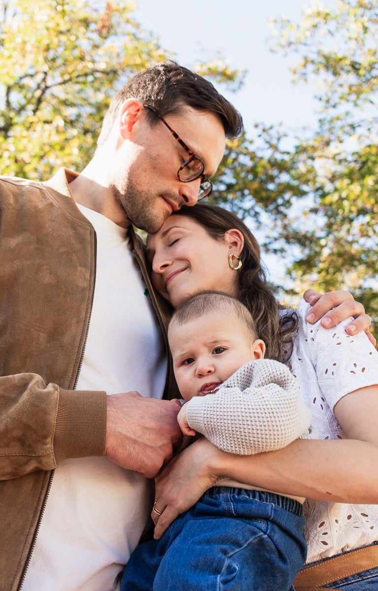 Photographe famille Vincennes : parents et bébé sur la Coulée Verte.