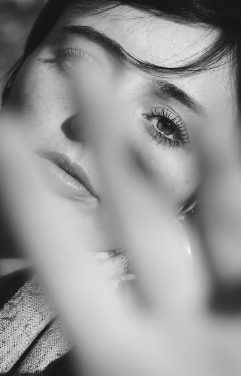 Photographe portrait Paris : portrait artistique femme en noir et blanc