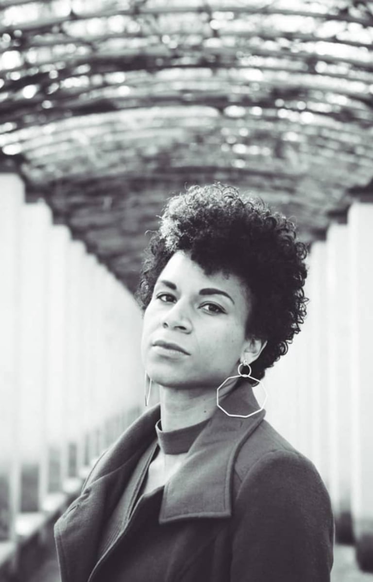 Photographe portrait Paris : portrait artistique femme en noir et blanc