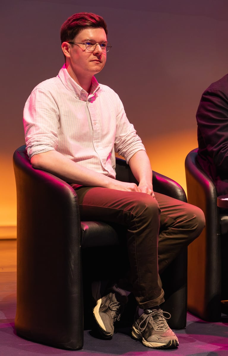 photographe corporate Paris : portrait de participant à table ronde