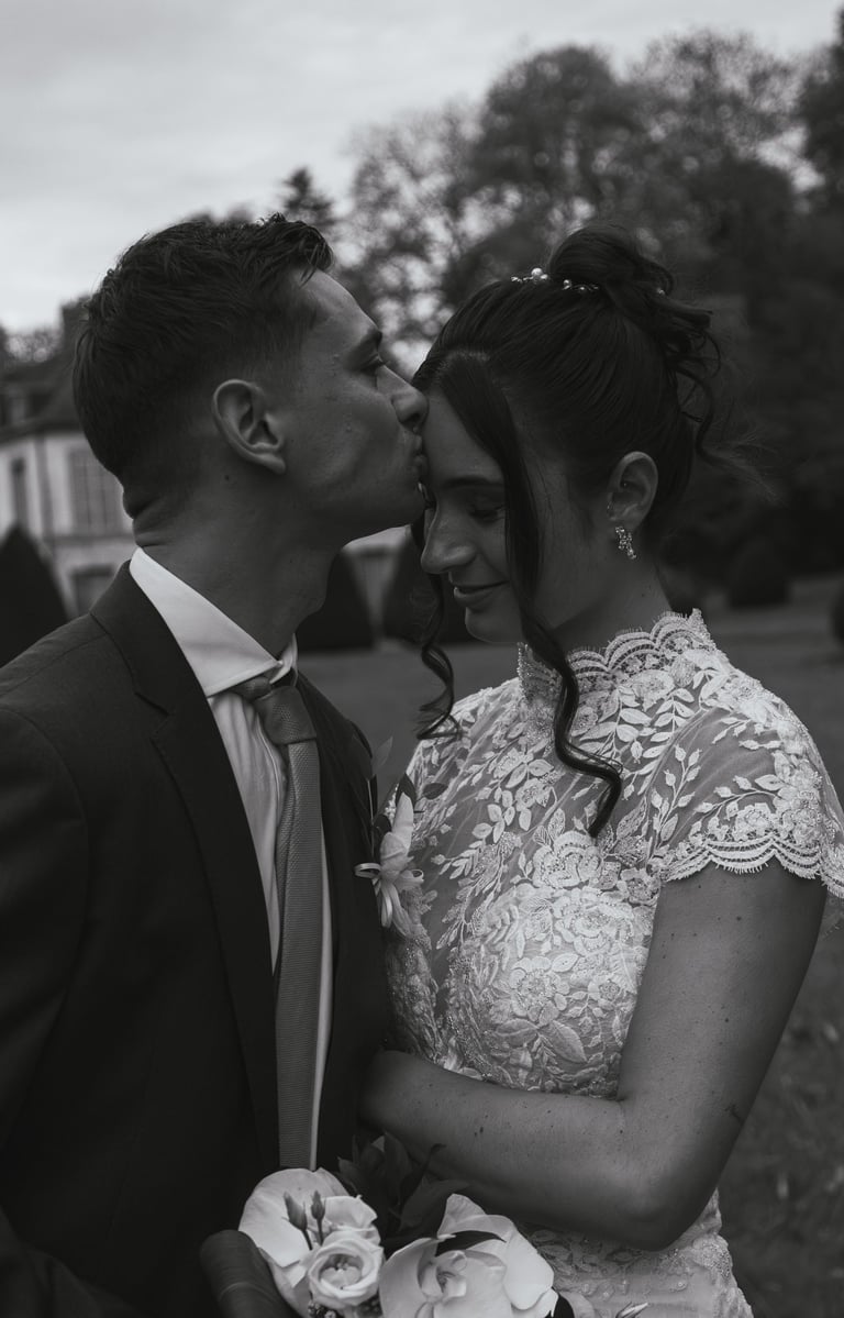 Shooting mariage champêtre : séance de couple en noir et blanc
