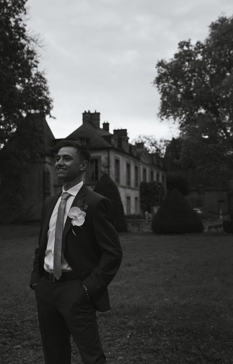 Reportage mariage 77 : portrait du marié en noir et blanc dans un domaine