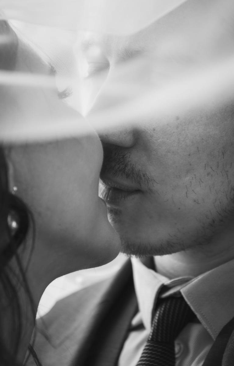 Reportage mariage Paris 12 : baiser des mariés en noir et blanc