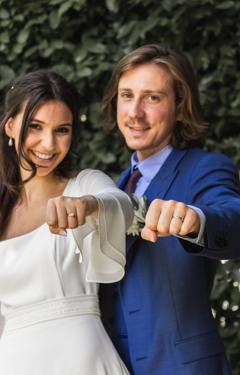 Reportage mariage Maison Alfort : séance de couple avecleurs alliances